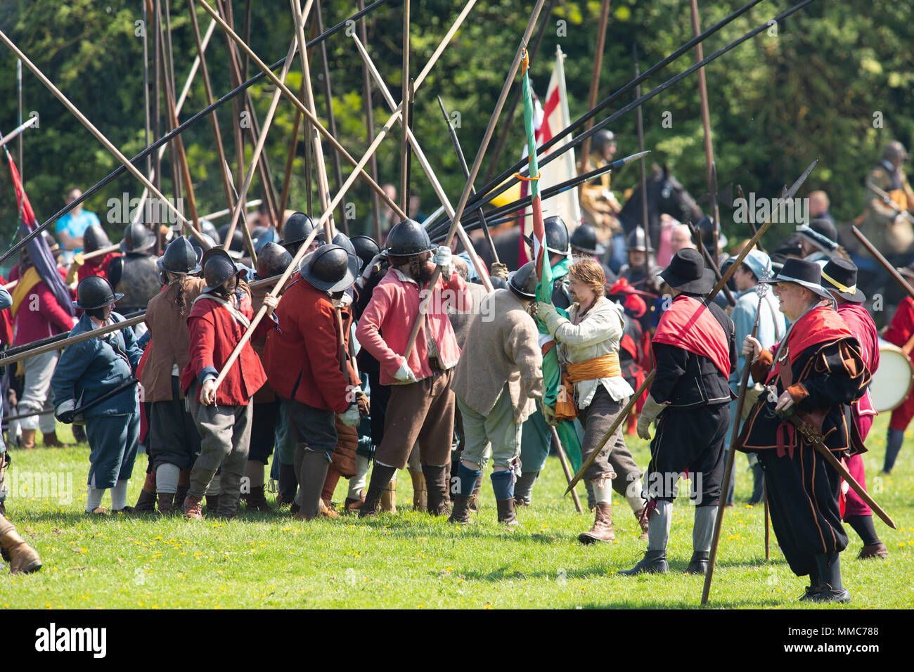 Les piques et piller les cas à la reconstitution d'une guerre civile a eu lieu à la Queens bougeoir, Newark, England, UK Banque D'Images