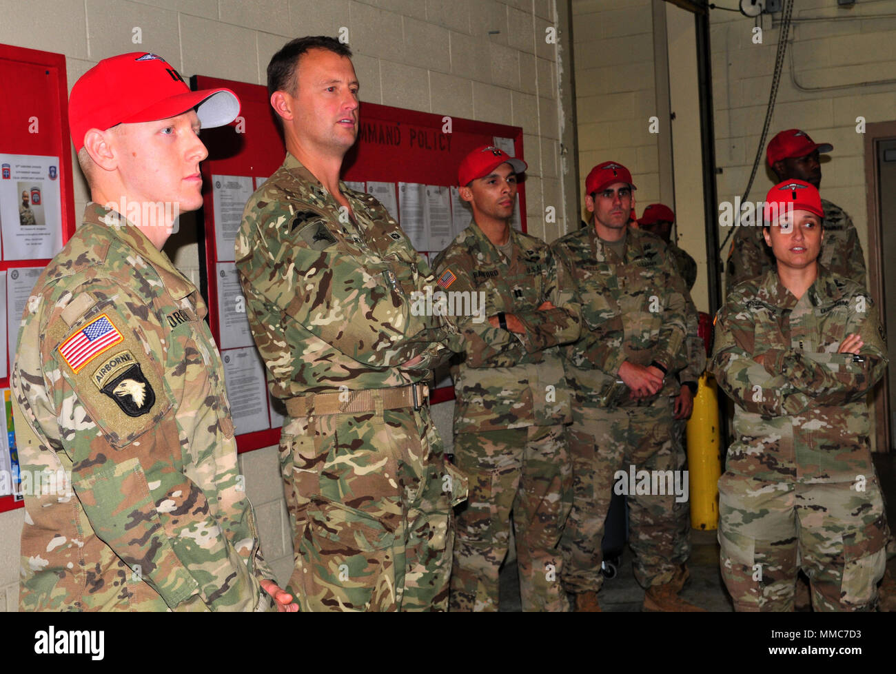 Le Brigadier général Oliver Kingsbury, Commandant général adjoint de plans traite 82nd Airborne Brigade de maintien en puissance, 189e Bataillon de soutien au maintien en puissance de combat, les capacités de l'entreprise Quartier-maître 11e de l'emballage, tandis que dans un environnement de déploiement, le 5 octobre à l'installation du parachute Question, Fort Bragg, N.C. Le général de brigade Kingsbury a demandé le maintien en puissance 82e Airborne Brigade, 189e Bataillon de soutien au maintien en puissance de combat, quartier-maître du 11e Compagnie d'efficience, y compris leur capacité de pack alors que dans un environnement de déploiement. Banque D'Images