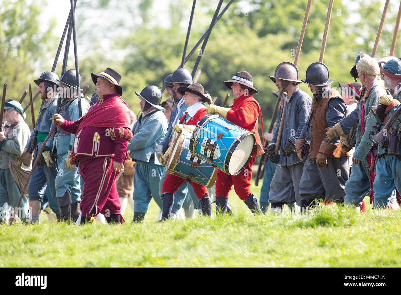 Les piques et piller les cas à la reconstitution d'une guerre civile a eu lieu à la Queens bougeoir, Newark, England, UK Banque D'Images