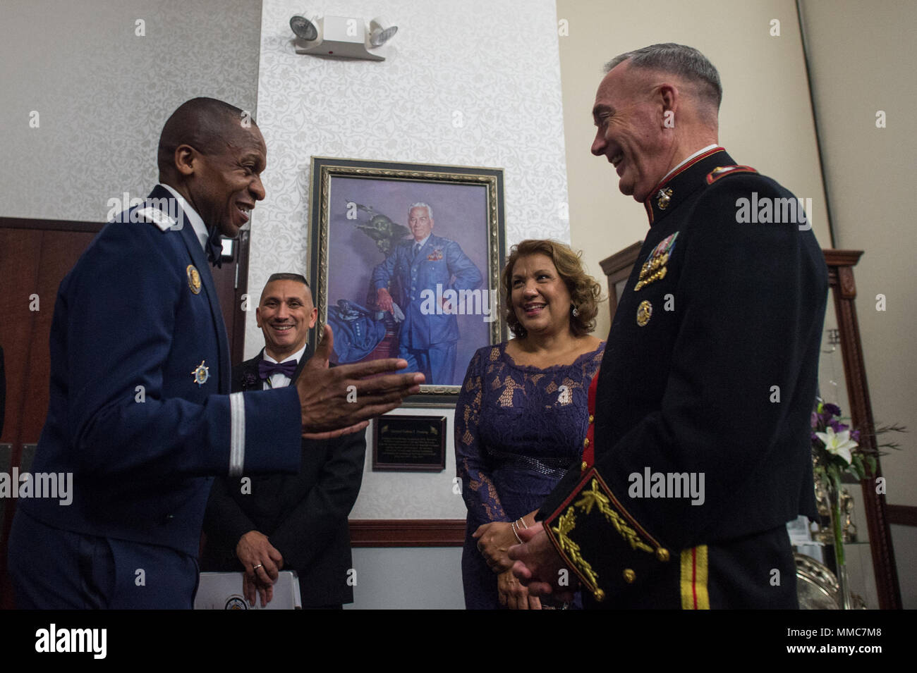 Le général de l'US Air Force Darren W. McDew, commandant du Commandement du transport (l'USTRANSCOM), parle avec le général du Corps des Marines américain Joseph F. Dunford, Jr., président de l'état-major des armées, avant le 30e anniversaire de l'USTRANSCOM Ball mixte, Scott Air Force Base, dans l'Illinois, le 6 octobre 2017. L'USTRANSCOM est un commandement de combat fonctionnelle, unifiée qui fournit une solide capacité de mobilité stratégique à travers le monde utilisant des personnes, des camions, des trains, des wagons, des aéronefs, des navires, des systèmes d'information et l'infrastructure, et de partenaires commerciaux. (DoD Photo par le sgt de l'armée américaine. James K. McCann) Banque D'Images