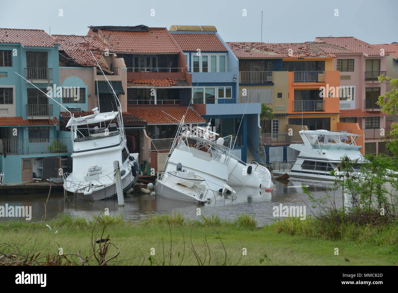 Maria FSE-10 PR Commandement unifié du personnel d'intervention pour assurer la sécurité des travaux de dépose, endommagé, déplacées ou submergées des navires coulés de la Palmas del Mar Marina à Humacao, Puerto Rico, 11 octobre 2017. 10 Le FSE est le cadre par lequel l'aide fédérale est coordonnée avec des organismes d'état en réponse aux déversements d'effectifs ou potentiels ou les matières dangereuses de presse. U.S. Coast Guard photo de Maître de 1re classe Timothy Tamargo Banque D'Images