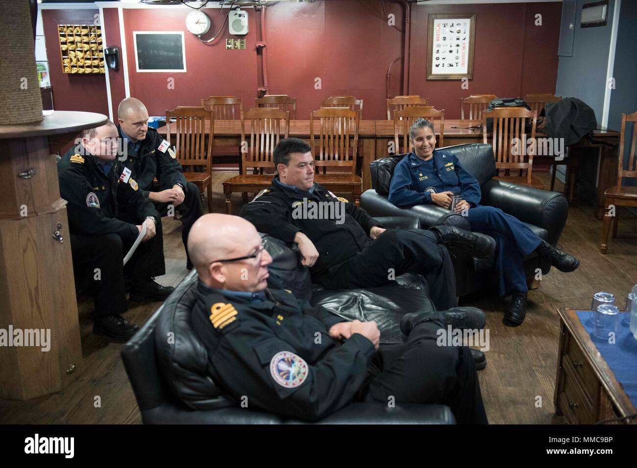 171009-N-IC246-0012 Mer d'Irlande (oct. 9, 2017) Le capitaine Shanti Sethi, droite, commandant de la Force 64, rencontre avec le Capitaine de vaisseau Jeff Hamilton,center, commandant du 5 groupe d'action maritime, et la marine canadienne La Cmdr. Yves Tromblay, chef de cabinet de groupe d'action Maritime 5, lors d'une tournée canadienne de la frégate de classe Halifax NCSM Montréal (FFH 336) au cours de l'exercice Joint Warrior. Le Royaume-uni-led, un exercice multinational qui développe l'interopérabilité et la coopération dans toutes les zones de combat. (U.S. Photo par marine Spécialiste de la communication de masse Apprenti matelot Raymond Maddocks/libérés) Banque D'Images