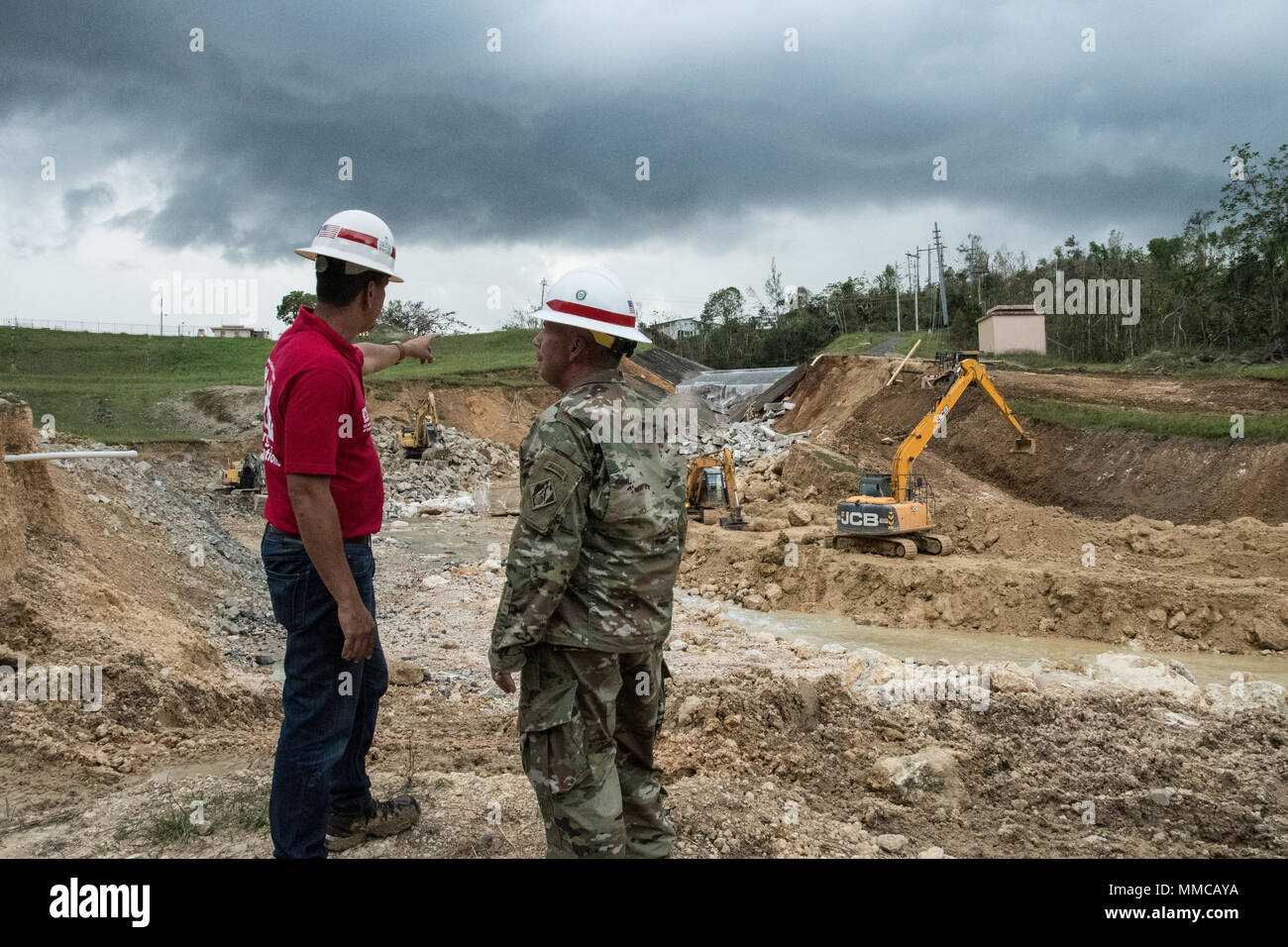 ISABELA, PUERTO RICO- U.S. Army Corps of Engineers, commandant général de l'Administration centrale et de chef d'ingénieurs, le lieutenant général Semonite Todd, a rendu visite à corps à Porto Rico qui fournissent l'Ouragan Maria. Au cours de sa visite, il s'est rendu à Guajataca Dam pour observer les réparations d'urgence que le Corps est la supervision. Éléments de l'armée américaine, United States Air Force, la Marine américaine, Corps des Marines des États-Unis et la garde côtière des États-Unis ont tous contribué à la réparation. Ici Semonite Évaluations Les évaluations sur le barrage avant qu'il arrive le 12 octobre, 2017. Banque D'Images