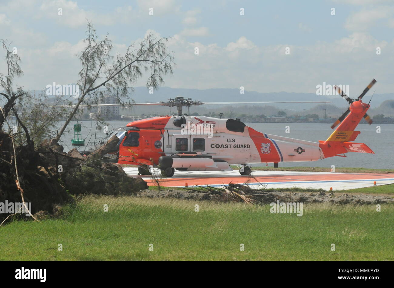 Un U.S. Coast Guard hélicoptère Jayhawk MH-60 terres d'équipage à l'hélisurface à la base de la Garde côtière canadienne Le Secteur de San Juan, Puerto Rico, 11 octobre 2017. À la base du personnel sont à effectuer les réparations nécessaires à l'installation après avoir subi des dommages à cause de l'Ouragan Maria. (US Coast Guard photo par le maître de Zach Zubricki) Banque D'Images