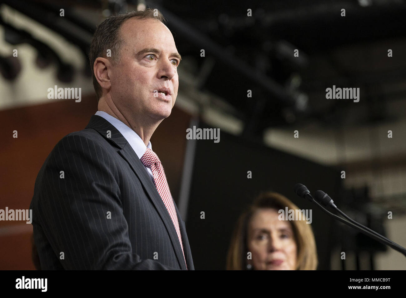 Washington, District de Columbia, Etats-Unis. 10 mai, 2018. Adam Schiff, membre du Congrès démocrate de Californie, parle au cours de la Chambre des représentants, Nancy Pelosi, leader démocratique, la démocrate de Californie, conférence de presse hebdomadaire sur la colline du Capitole à Washington, DC Le 10 mai 2018. Crédit : Alex Edelman/ZUMA/Alamy Fil Live News Banque D'Images