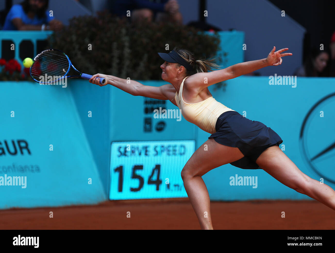 Madrid, Espagne. 10 mai, 2018. Maria Sharapova de la Russie joue un coup  droit à Kiki Bertens des Pays-Bas en match quart de leur journée pendant  six de Mutua Open de Madrid