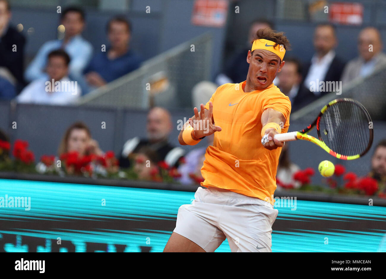 L'Espagne de Rafael Nadal joue un coup droit contre Diego Schwartzman de l' Argentine dans leur troisième match pendant six jours de la Mutua Madrid  Open Tennis Tournament à la Caja Magica. (Score