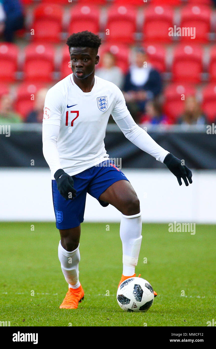 Burton upon Trent, UK . 10 mai 2018. 10 mai, AESSEAL New York Stadium, Rotherham, Angleterre ; en vertu de l'UEFA 17 Championnats d'Europe, la Suisse et l'Angleterre ; Bukayo Saka de l'Angleterre avec la balle Plus Sport Action Crédit : Images/Alamy Live News Banque D'Images