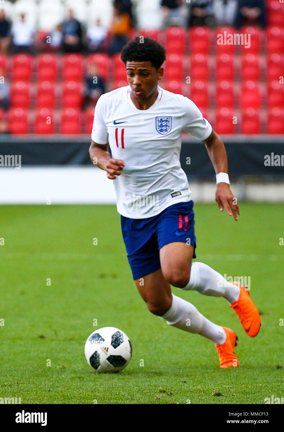 Burton upon Trent, UK . 10 mai 2018. 10 mai, AESSEAL New York Stadium, Rotherham, Angleterre ; en vertu de l'UEFA 17 Championnats d'Europe, la Suisse et l'Angleterre ; Xavier M. Amaechi de l'Angleterre se déplace vers l'avant avec la balle Plus Sport Action Crédit : Images/Alamy Live News Banque D'Images