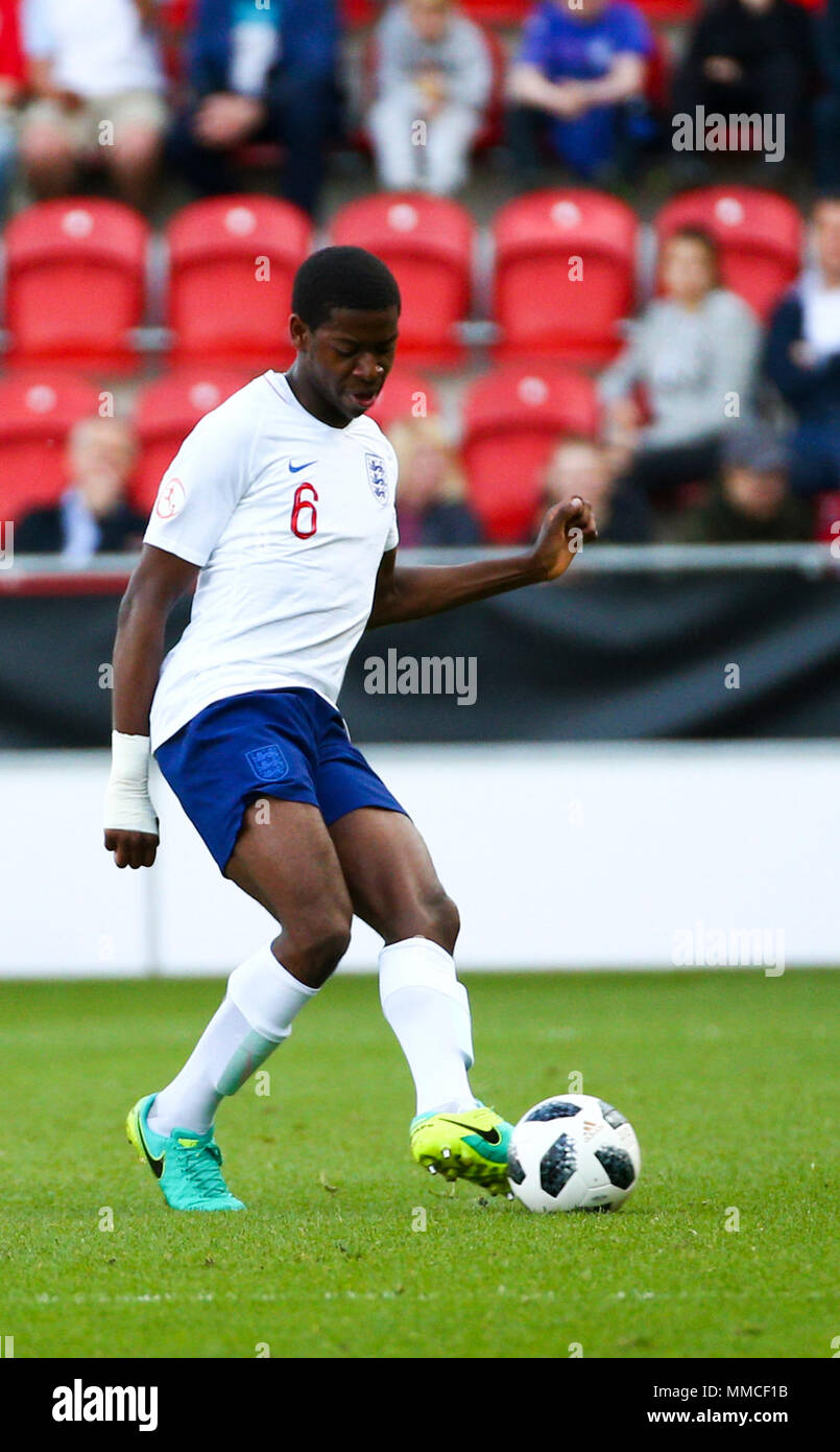 Burton upon Trent, UK . 10 mai 2018. 10 mai, AESSEAL New York Stadium, Rotherham, Angleterre ; en vertu de l'UEFA 17 Championnats d'Europe, la Suisse et l'Angleterre ; Ajibola-Joshua Alese de l'Angleterre passe le ballon Credit : Action Plus Sport Images/Alamy Live News Banque D'Images