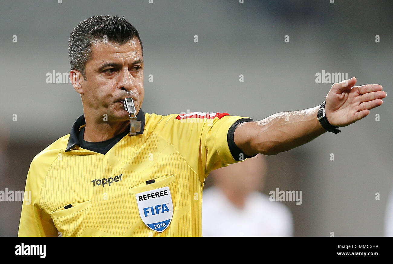 SÃO PAULO, SP - 10.05.2018 : CORINTHIENS X VIT'RIA - l'arbitre Sandro Meira Ricci pendant un match entre les Corinthiens et Vitória, valide pour le deuxième tour de la deuxième manche de la Coupe du Brésil 2018, qui a eu lieu à l'Arena Corinthians, situé dans la partie orientale de la capitale dans la nuit de jeudi (10). (Photo : Marcelo Machado de Melo/Fotoarena) Banque D'Images