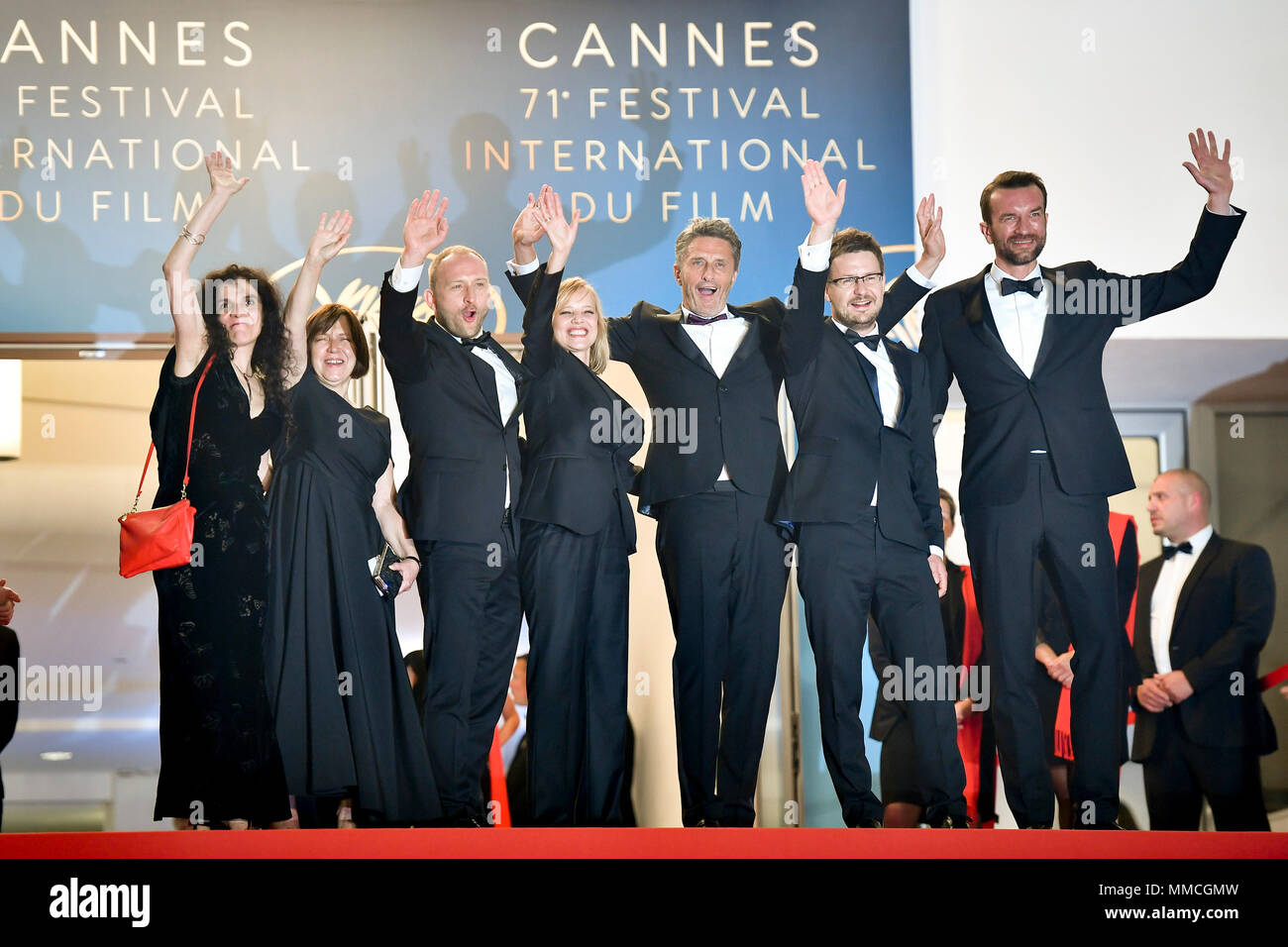 Cannes, France. 10 mai, 2018. Tanya Seghatchian producteur et acteur, Puszczynska Ewa Borys Szyc, l'actrice Joanna Kulig, directeur de la photographie Pawel Pawlikowski, Lukasz Zal, et l'acteur Tomasz Kot (de G à D) du film "guerre froide" posent pour des photos lors de la première tapis rouge de "guerre froide" au 71e Festival International du Film de Cannes à Cannes, France, le 10 mai 2018. Le 71e Festival International du Film de Cannes a lieu du 8 mai au 19 mai. Crédit : Chen Yichen/Xinhua/Alamy Live News Banque D'Images