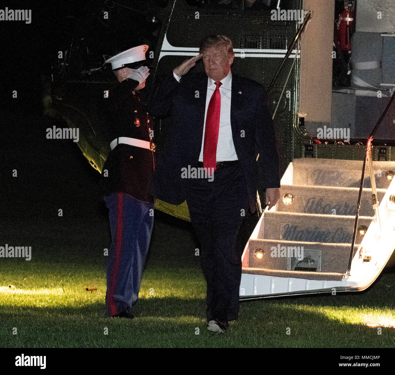 Le Président des Etats-Unis, Donald J. Trump salue la Garde côtière Marine retourne à la Maison Blanche à Washington, DC Après avoir accueilli un rassemblement de ses partisans à la Côté Nord Middle School à Elkhart (Indiana) le jeudi 10 mai 2018. Credit : Ron Sachs/piscine par CNP | conditions dans le monde entier Banque D'Images