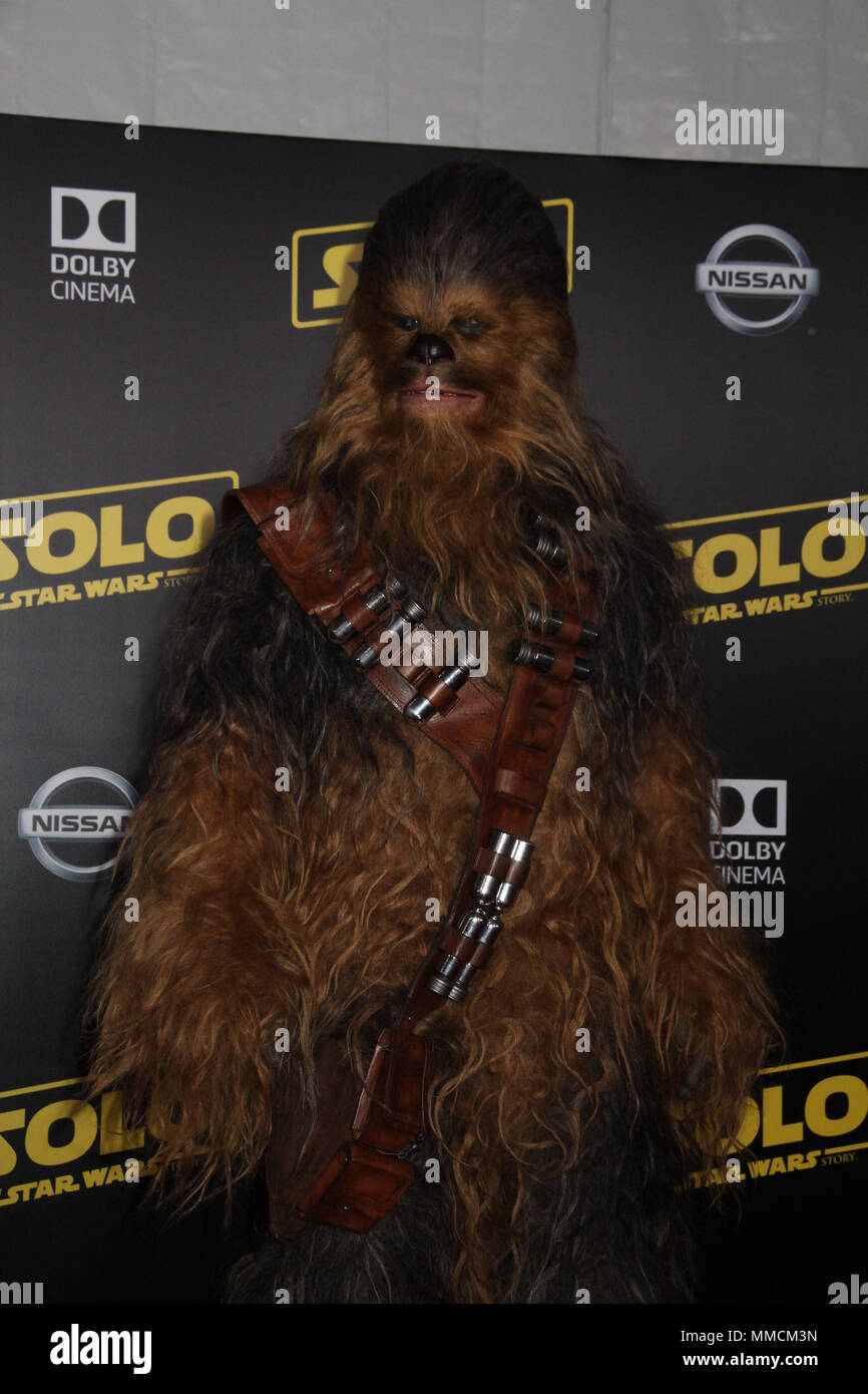 Hollywood, Etats-Unis. 10 mai, 2018. Chewbacca 05/10/2018 La première mondiale de 'Solo : Une histoire de la guerre des étoiles' qui s'est tenue à Hollywood, CA Photo par Izumi Hasegawa / HollywoodNewsWire.co Crédit : Hollywood News Wire Inc./Alamy Live News Banque D'Images