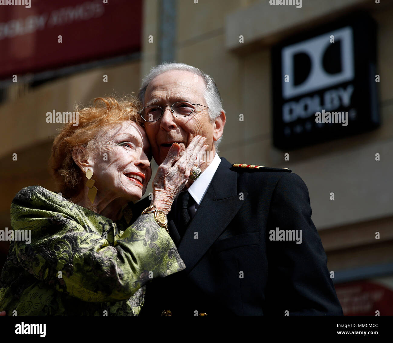 Los Angeles, USA. 10 mai, 2018. Bernie Kopell (R) pose avec le créateur de "le bateau d'Amour', Jeraldine Saunders, lors de la cérémonie d'inauguration de l'étoile au Hollywood Walk of Fame à Los Angeles, États-Unis, le 10 mai 2018. Princess Cruises et la distribution originale de "le bateau d'amour" ont fait l'objet d'un Hollywood Walk of Fame Plaque honorifique Star ici jeudi. Crédit : Li Ying/Xinhua/Alamy Live News Banque D'Images
