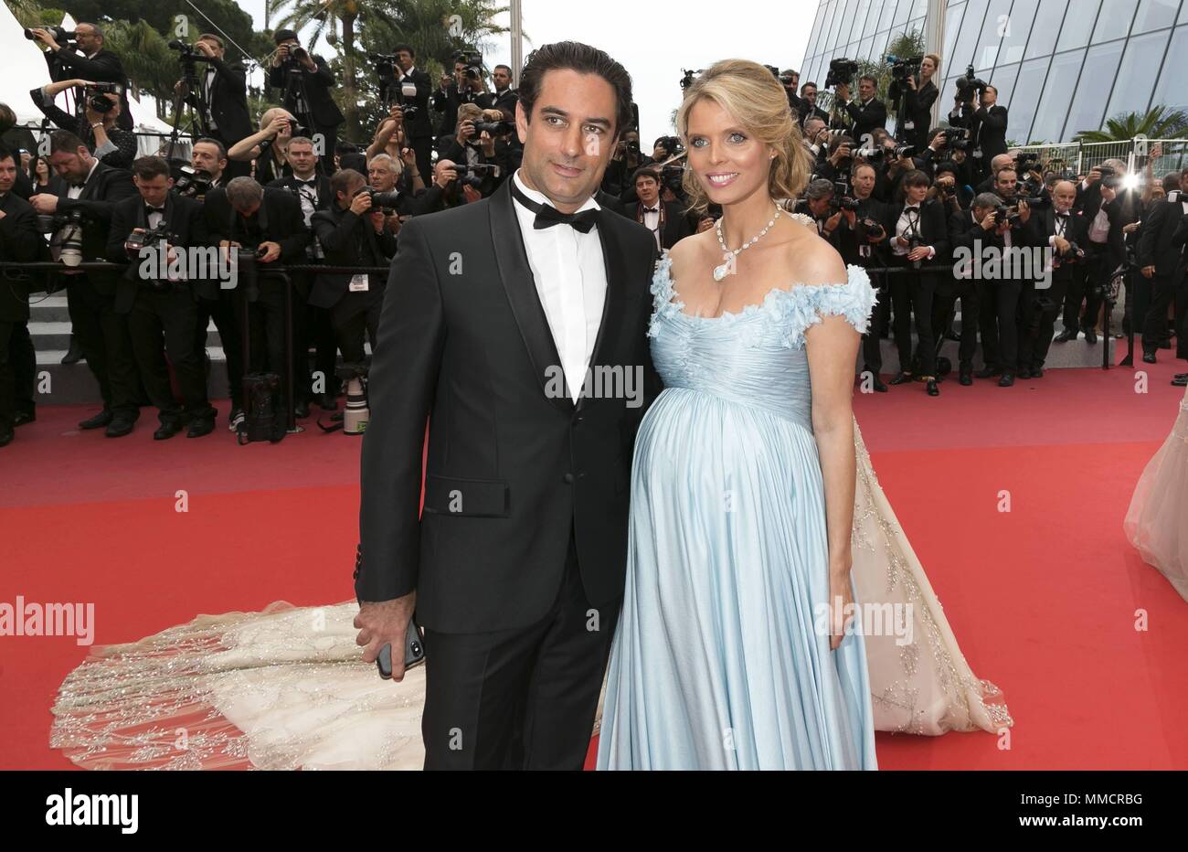 Cannes, Frankreich. 10 mai, 2018. Miss France 2002 Sylvie Tellier et guest assister à la première de 'Sorry, Angel' lors de la 71e édition du Festival de Cannes au Palais des Festivals de Cannes, France, le 10 mai 2018. | Verwendung weltweit Credit : dpa/Alamy Live News Banque D'Images