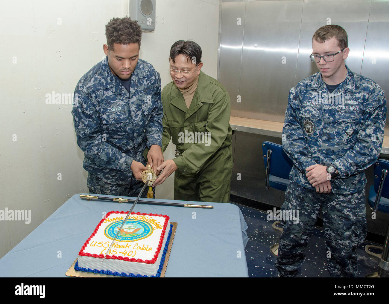 Portland Oregon Oct 13 17 Technicien En Systemes D Information Apprenti Matelot Laderlynn Griffin Originaire De Philadelphie Au Mississippi Et Technicien En Electronique De Commande De Transport Maritime Militaire Roberto Ames Couper