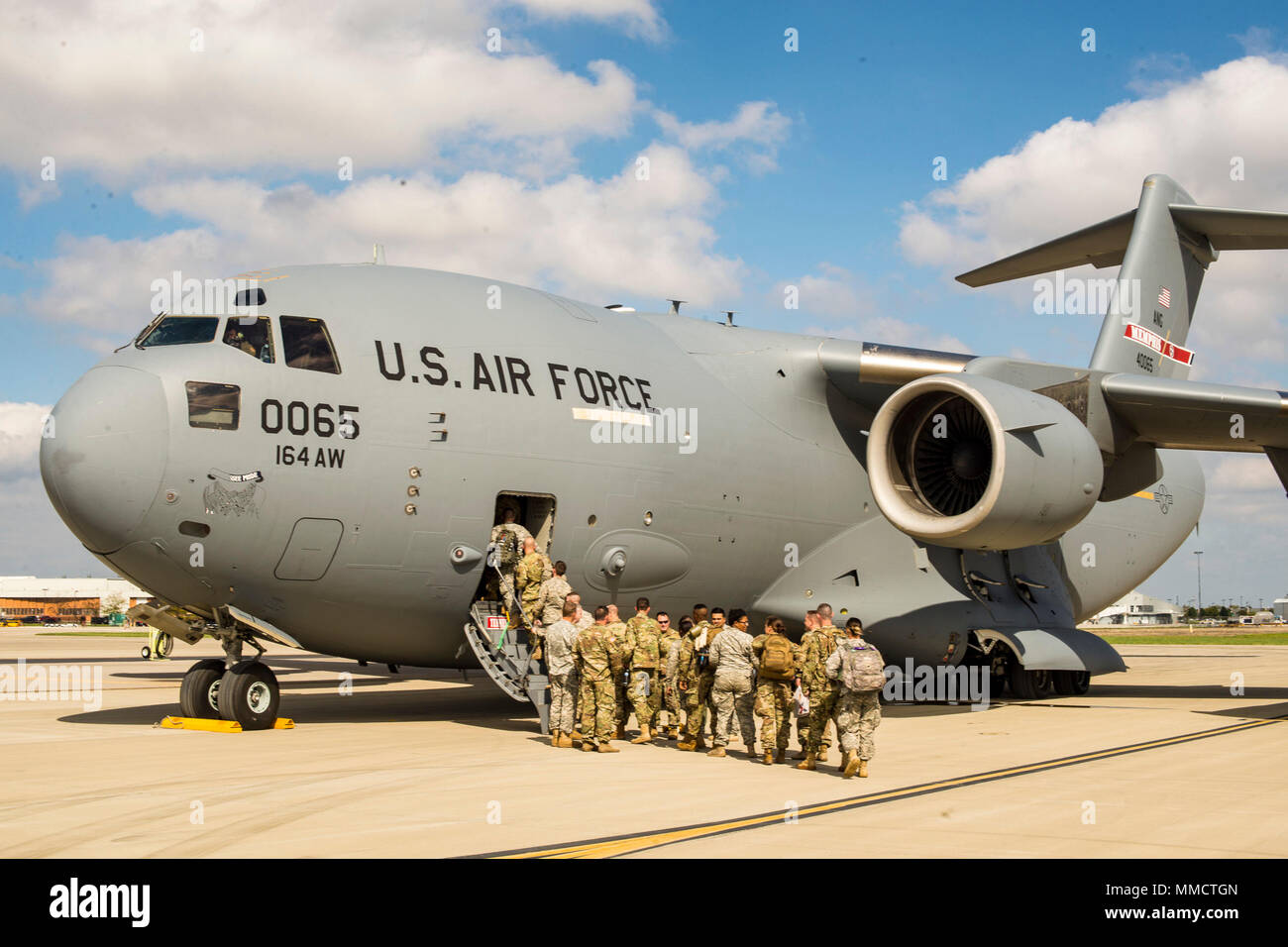 Les soldats de la 137e compagnie de transmissions à bord d'un C-17 Globemaster pour se rendre à Puerto Rico, 13 octobre 2017, à la base de la Garde nationale aérienne Rickenbacker, Ohio. La Garde nationale de l'Armée de l'Ohio's 137th Signal Company fournira le soutien en matière de communications pour l'ouragan Maria les efforts de secours. (U.S. Photo de la Garde nationale aérienne capitaine principal Sgt. Ralph Branson) Banque D'Images