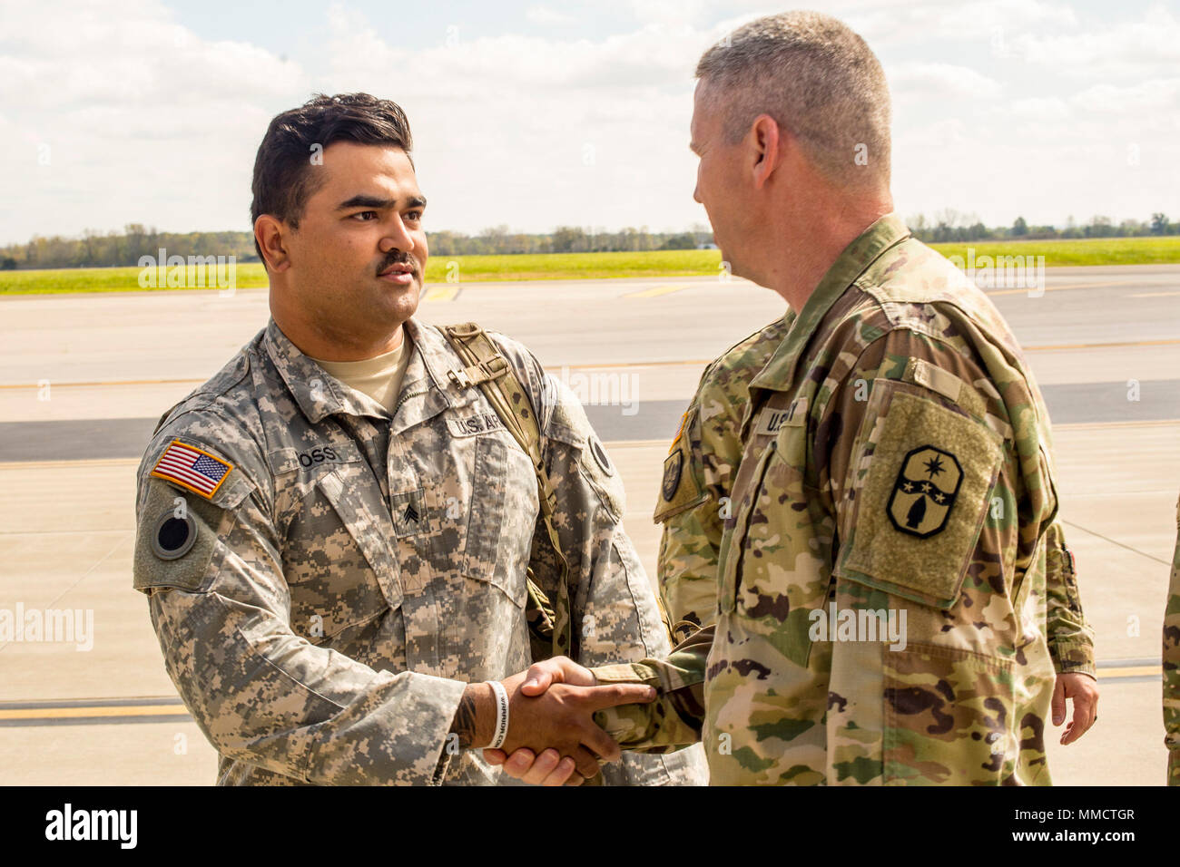 Les soldats de la 137e compagnie de transmissions à bord d'un C-17 Globemaster pour se rendre à Puerto Rico, 13 octobre 2017, à la base de la Garde nationale aérienne Rickenbacker, Ohio. La Garde nationale de l'Armée de l'Ohio's 137th Signal Company fournira le soutien en matière de communications pour l'ouragan Maria les efforts de secours. (U.S. Photo de la Garde nationale aérienne capitaine principal Sgt. Ralph Branson) Banque D'Images