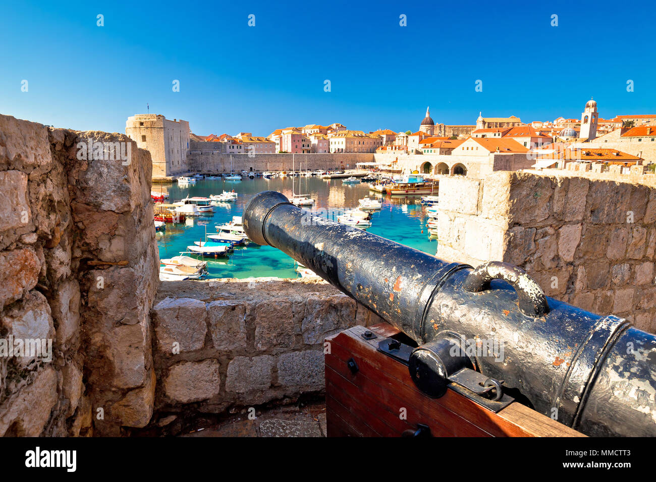 Le port de Dubrovnik, monuments et murs de défense formulaire d'affichage sur les murs, cannon, région de Croatie Dalmatie Banque D'Images
