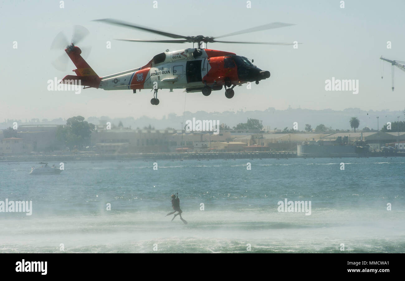 SAN DIEGO (oct. 14, 2017) La Garde côtière des États-Unis HH-60J Jayhawk donne un hélicoptère de recherche et de sauvetage dans le cadre de démonstration de l'air et mer défilé pendant la Semaine de la flotte de San Diego. La Semaine de la flotte offre au public l'occasion de rencontrer des marins, marines, et les membres de la Garde côtière canadienne, et d'acquérir une meilleure compréhension de la façon dont le soutien des services de la défense nationale des États-Unis et de la liberté des mers. (U.S. Photo par marine Spécialiste de la communication de masse Abby 3e classe Rader) Banque D'Images