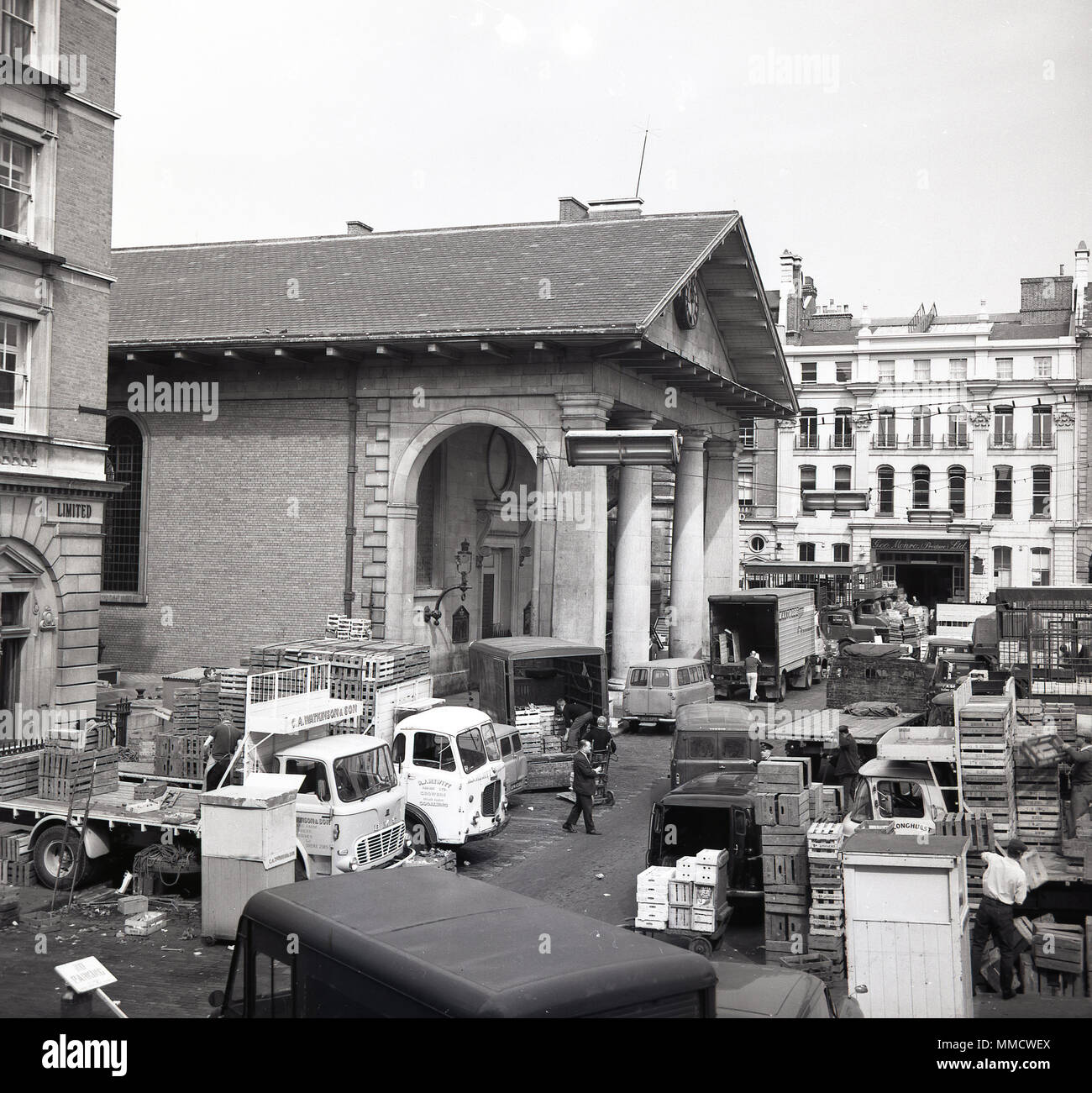 Années 1950, tôt le matin, annonce des camions de livraison et l'activité générale du marché à l'extérieur de l'église Saint-Paul à Bedford Street, à Covent Garden de Londres sur le marché de gros de fruits et légumes. À la fin des années 1960, la congestion du trafic généré sur le marché est devenu insoutenable, et le marché a été déplacé à Nine Elms. Banque D'Images