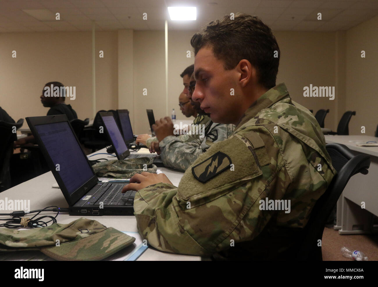 Les soldats de la 155e Brigade blindée avec l'équipe de combat de l'Armée du Mississippi, Garde nationale, répondre à des questions du sondage au cours d'une évaluation périodique de santé le 15 octobre 2017, au camp Shelby, Mississippi. L'évaluation de la santé est un questionnaire portant sur les changements dans les antécédents médicaux de la famille à l'état de santé du comportement actuel pour aider les évaluateurs à évaluer l'état de préparation médicale du soldat. (Photo de la Garde nationale du Mississippi par la FPC. Jarvis Mace 102d, détachement des affaires publiques) Banque D'Images