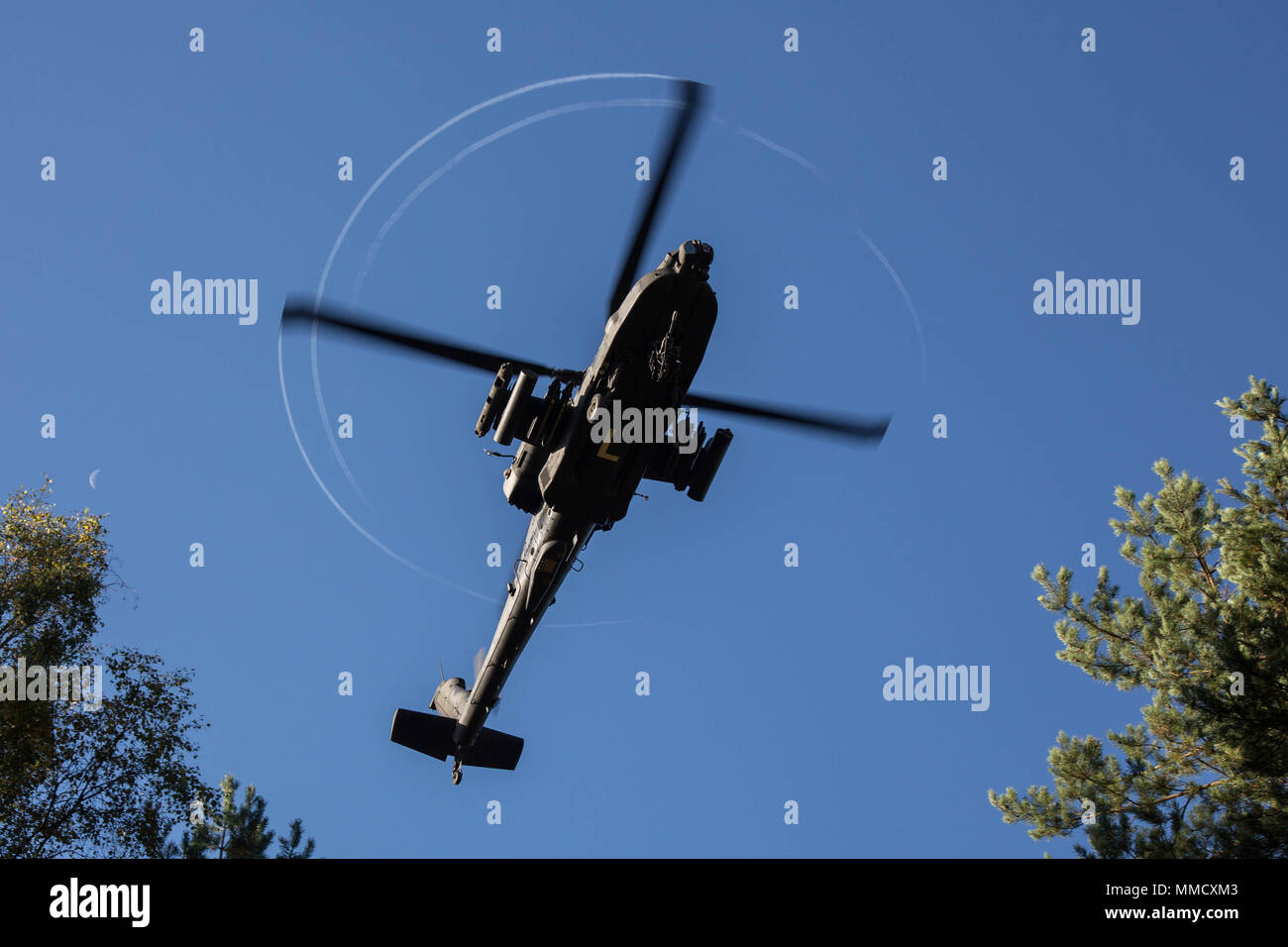 Un AH-64D Longbow Apache Hélicoptère de l'Armée royale néerlandaise d'incendie du secteur de numérisation tout en effectuant une patrouille de douane lors de l'exercice Réponse rapide à 17 l'armée américaine (Centre de préparation interarmées multinationale JMRC) dans Hohenfels, Allemagne, le 14 octobre 2017. Réponse rapide 17, Phase II est un rapport annuel de l'armée américaine, dirigée par l'Europe exercice portait sur la capacité des forces aériennes alliées à répondre rapidement et efficacement aux situations de crise comme une équipe multi-nationale interopérables. L'exercice a lieu à l'JMRC en Hohenfels, Allemagne, 2-20 octobre 2017 et comprend environ 7 000 participants de 10 NAT Banque D'Images