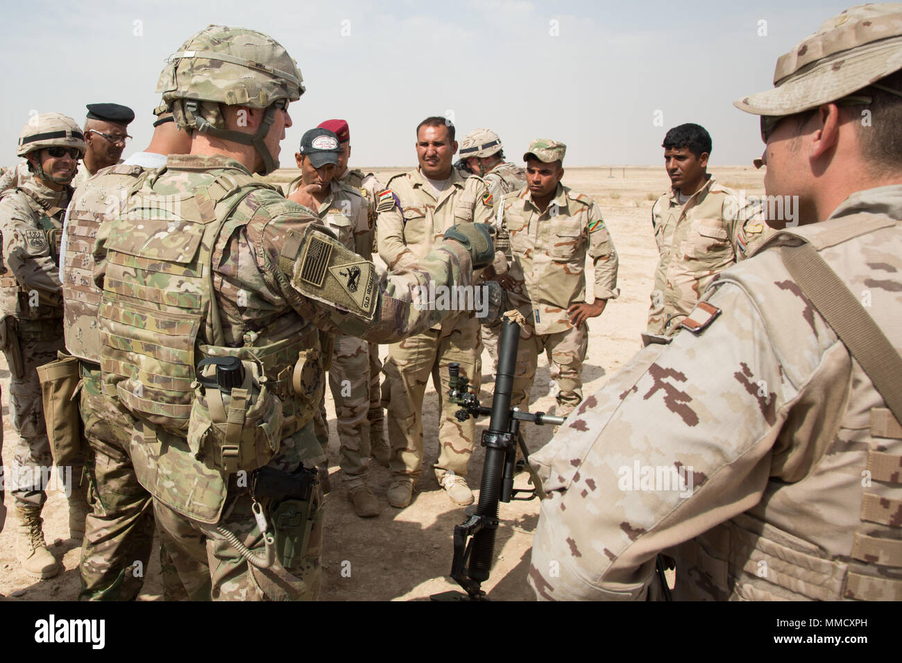 Le major-général Robert White, commandant des Forces Interarmées composante terre Command-Operation résoudre inhérent, parle aux soldats irakiens à propos de la formation de mortier à la gamme Besmaya complexe, l'Iraq, Octobre 09, 2017. White était en visite pour un circuit de bataille pour voir la contribution du camp de groupe Force-Operation résoudre inhérent. Les GFIM-OIR est la Coalition mondiale pour vaincre ISIS en Iraq et en Syrie. (U.S. Photo de l'armée par la CPS. Cole Erickson) Banque D'Images