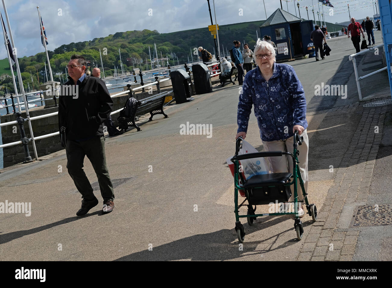 Une vieille dame à l'aide d'un déambulateur à Falmouth, Cornwall Banque D'Images