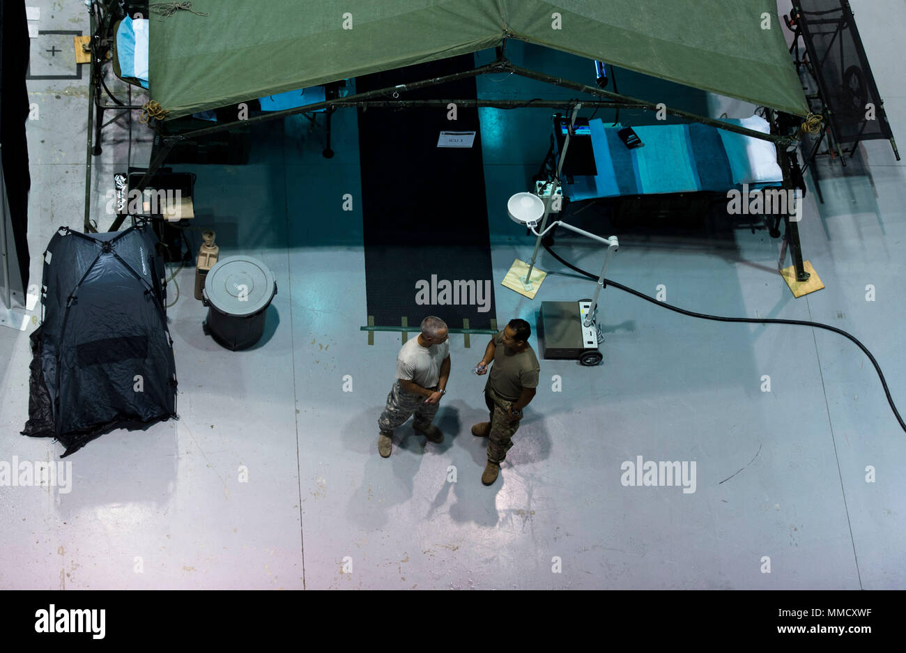 Les soldats de l'Armée américaine affecté à la 14e Hôpital de soutien au combat, de Fort Benning, Géorgie, travailler avec la Garde nationale de Porto Rico pour fournir des assistants médicaux les résidents de Humacao, Puerto Rico, le 15 octobre 2017. La 14e CSH est d'augmenter les hôpitaux locaux qui ont été touchés par l'Ouragan Maria. (U.S. Air Force photo par un membre de la 1re classe Nicholas Dutton) Banque D'Images