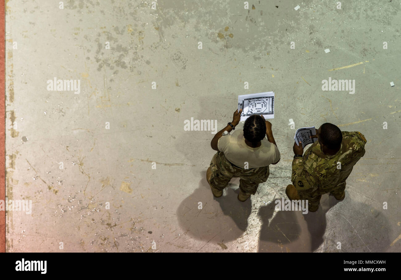 Les soldats de l'Armée américaine affecté à la 14e Hôpital de soutien au combat, de Fort Benning, Géorgie, travailler avec la Garde nationale de Porto Rico pour fournir des assistants médicaux les résidents de Humacao, Puerto Rico, le 15 octobre 2017. La 14e CSH est d'augmenter les hôpitaux locaux qui ont été touchés par l'Ouragan Maria. (U.S. Air Force photo par un membre de la 1re classe Nicholas Dutton) Banque D'Images