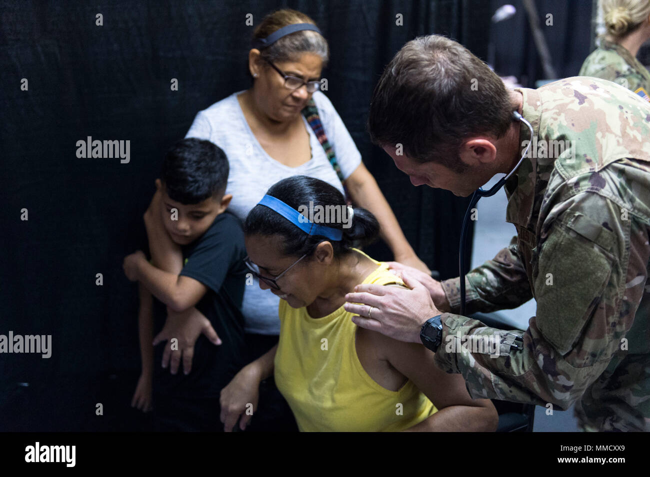 Les soldats de l'Armée américaine affecté à la 14e Hôpital de soutien au combat, de Fort Benning, Géorgie, travailler avec la Garde nationale de Porto Rico pour fournir des assistants médicaux les résidents de Humacao, Puerto Rico, le 15 octobre 2017. La 14e CSH est d'augmenter les hôpitaux locaux qui ont été touchés par l'Ouragan Maria. (U.S. Air Force photo par un membre de la 1re classe Nicholas Dutton) Banque D'Images