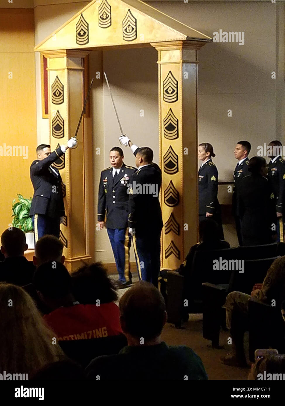 Les soldats participent à un sous-officier de la cérémonie le 4 octobre 2017 à Brooke Army Medical Center. Vingt-sept soldats ont récité le sous-officier responsable mené par le Sergent Commande BAMC Le major Diamond Hough avant de marcher à travers le passage de sous-officier. (U.S. Photo de l'armée par Lori Newman) Banque D'Images