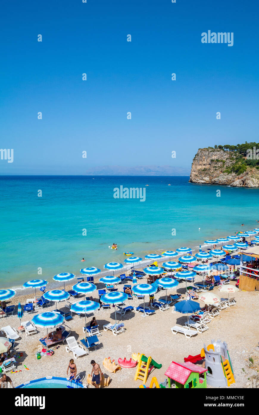 Plage avec parasols, Scopello, Sicile, Italie Banque D'Images