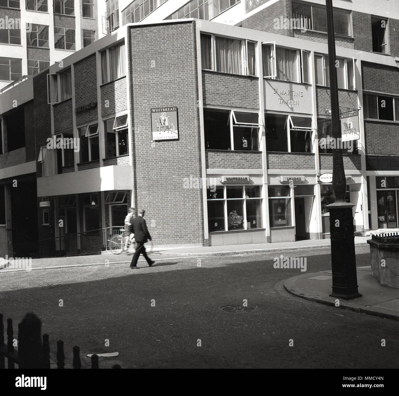 Des années 60, vue extérieure de St Martin's Tavern, une maison dans la ville de London, England, UK. Logé dans un achitectured "modernes" des années 60 conçu bâtiment - l'avant d'un bloc de bureau terne - c'était une pub Whitbread. Créé en 1742, Whitbread a été la plus ancienne et la plus célèbre brasserie de l'époque, avant de quitter au plus tard à la fois le brassage et la pub du commerce. Banque D'Images