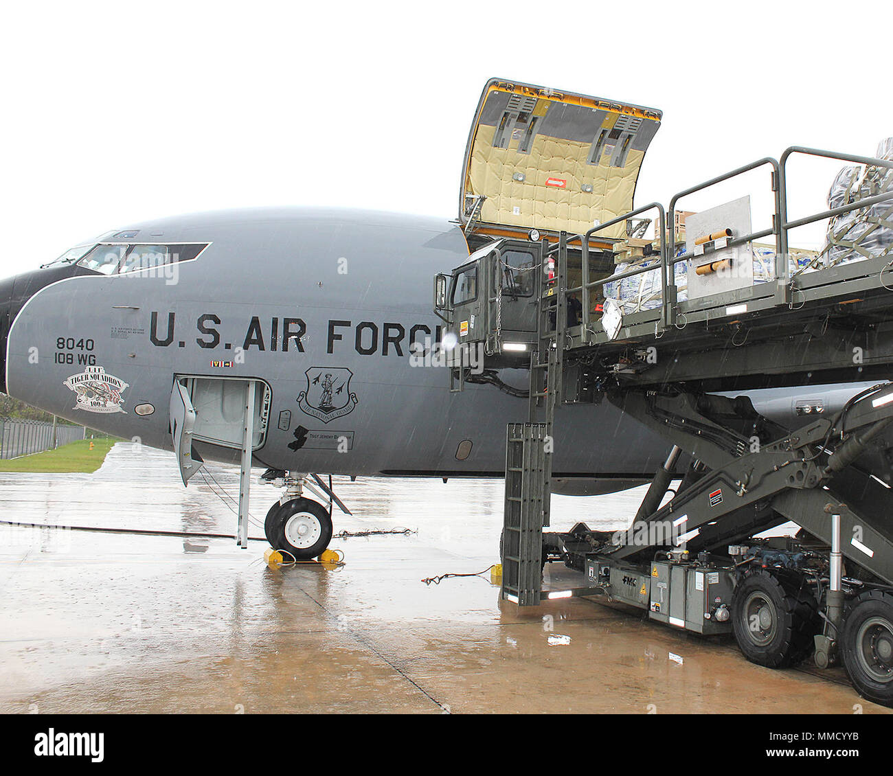 Un KC-135 Stratotanker à partir de la 108e Escadre de ravitaillement en vol, New Jersey Air National Guard, est déchargé dans une forte pluie à Muniz Air National Guard Base, Puerto Rico, 16 octobre, 2017. Muniz ANGB est une plaque tournante pour l'arrivée de fournitures de secours utilisés par la Garde nationale et d'autres organismes à la suite du cyclone Maria, qui a frappé l'île le 20 septembre. (U.S. Air National Guard photo de Tech. Le Sgt. Dan Heaton) Banque D'Images