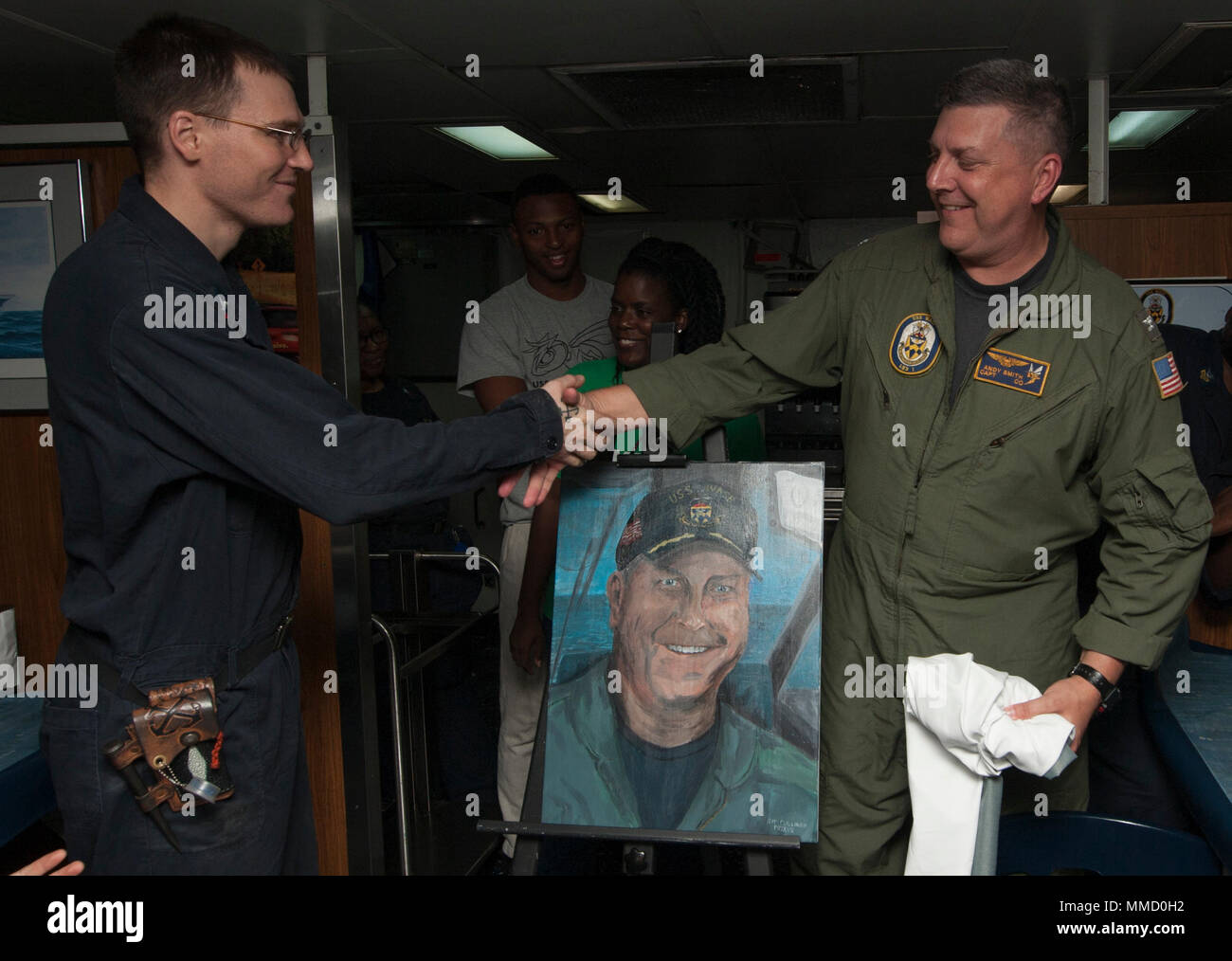 171013-N-NM806-1005 MER DES CARAÏBES (oct. 13, 2017) Maître de Manœuvre 2e classe Nicholas Cullinan présente le Capitaine Andrew Smith, commandant de l'assaut amphibie USS Wasp LHD (1) avec un portrait commémoratif qu'il a peintes lors de la Guêpe célébrations du 242e anniversaire de la Marine. Le Wasp est humanitaire soutien à Porto Rico à la suite du cyclone Maria. (U.S. Photo par marine Spécialiste de la communication de masse Seaman Taylor King/libérés) Banque D'Images