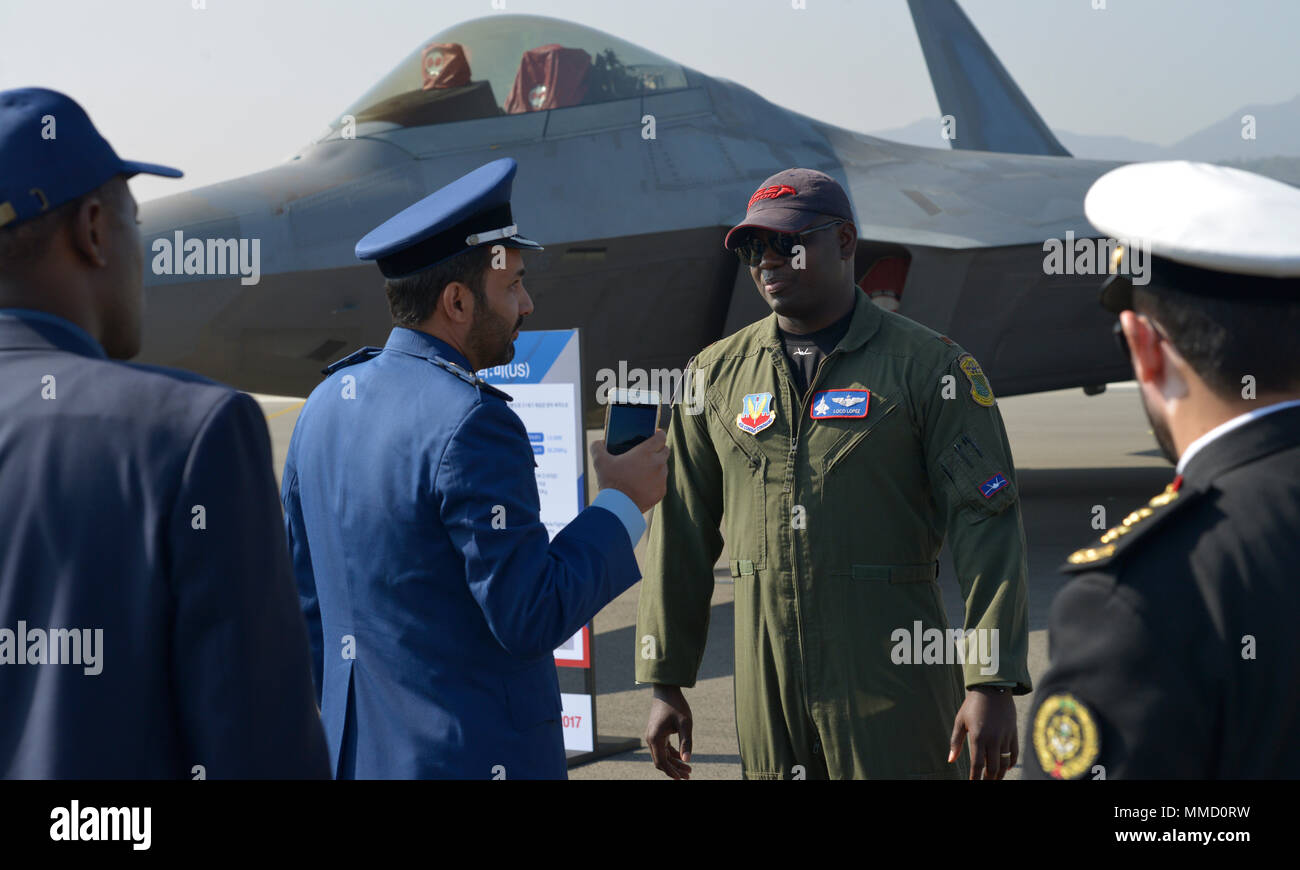 U.S. Air Force Maj Paul Lopez, de l'Air Combat Command F-22 Raptor l'avenir de l'équipe de démonstration pilote, parle aux membres militaires internationaux sur les capacités d'un chasseur de cinquième génération au cours de la Seoul International Aerospace and Defence Exhibition (ADEX) 2017 à l'aéroport de Séoul, République de Corée, le 17 octobre 2017. Le Seoul ADEX est le plus grand et le plus complet du genre en Asie du nord-est, d'attirer des professionnels de l'aviation et de l'aérospatiale, du personnel clé de la défense, les passionnés de l'aviation et le grand public. (U.S. Photo de l'Armée de l'air par le sergent. Alex Fox Echols III) Banque D'Images