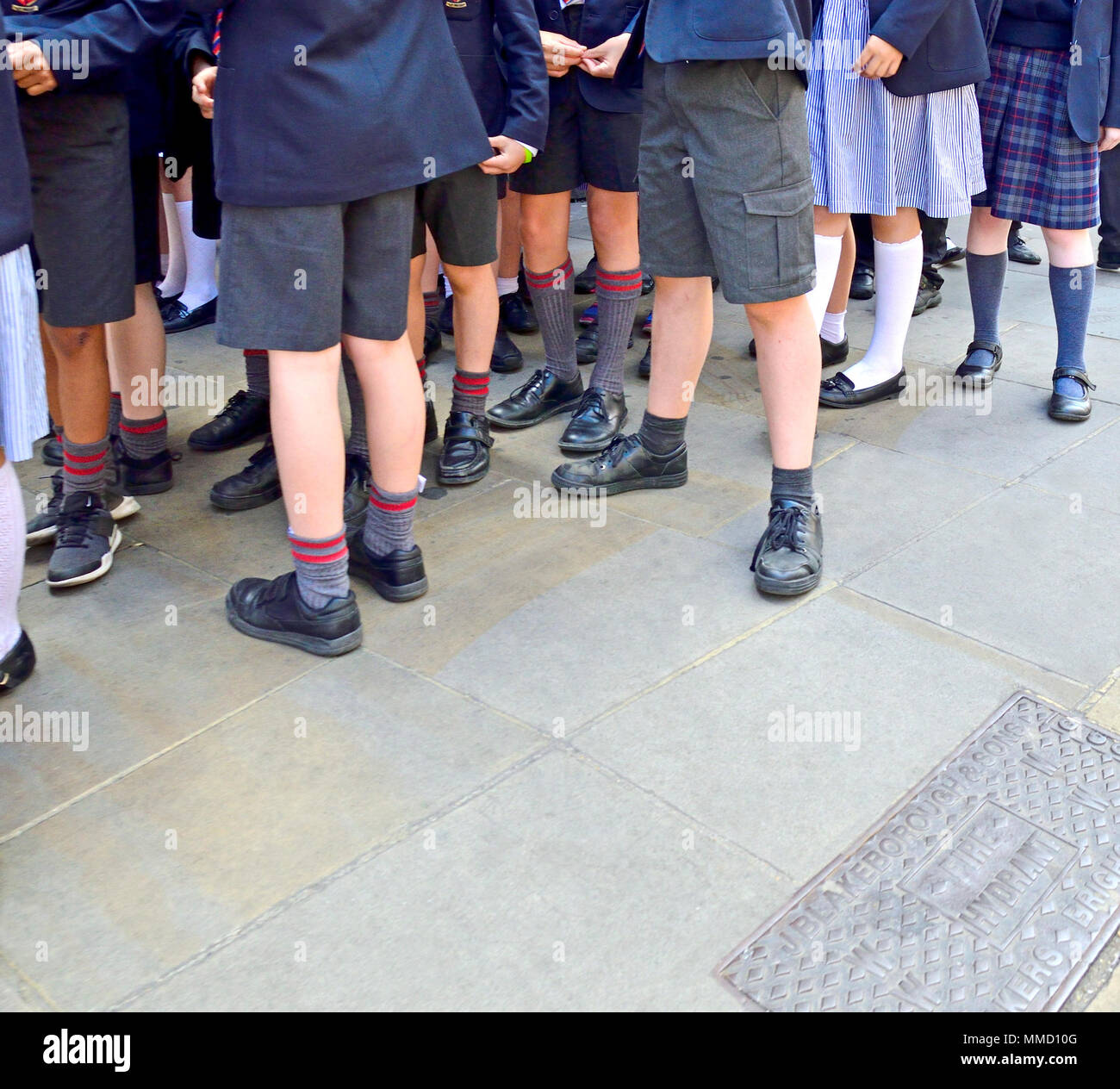 Londres, Angleterre, Royaume-Uni. Les enfants de l'école primaire en uniforme - pieds et jambes anonyme Banque D'Images