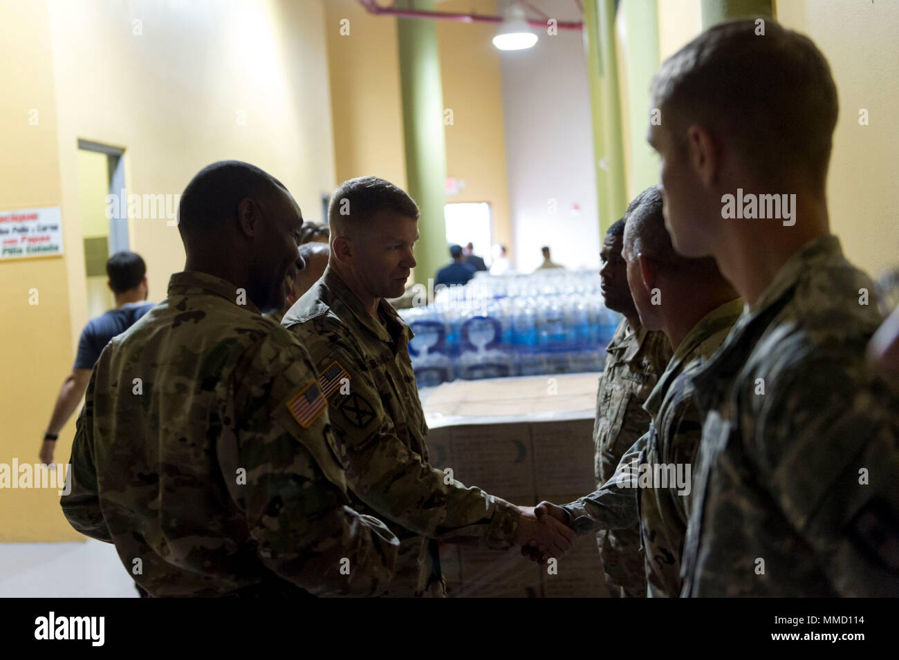 Le lieutenant général de l'armée américaine Jeff Buchanan, commandant de l'armée américaine, du nord rencontre des soldats de la 14e Hôpital de soutien au combat, de Fort Benning, Géorgie, à Humacao, Puerto Rico, 16 octobre, 2017. La 14e CSH est d'augmenter les hôpitaux locaux qui ont été touchés par l'Ouragan Maria. (U.S. Air Force photo par un membre de la 1re classe Nicholas Dutton) Banque D'Images