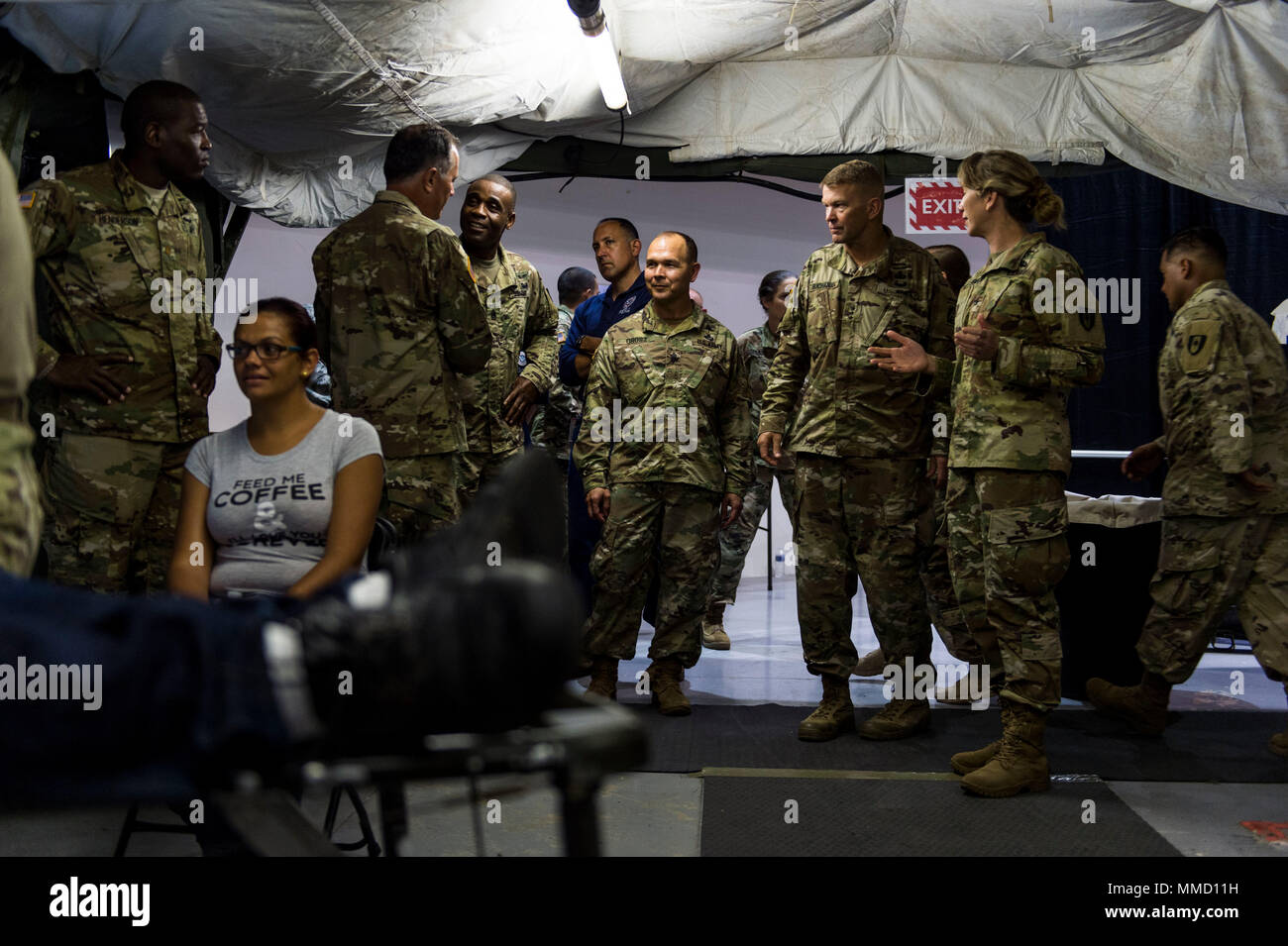 Le lieutenant général Jeff Buchanan, de l'armée américaine, commandant du nord reçoit un tour par le colonel Rachel Smith, 14e Hôpital de soutien au combat, commandant de Fort Benning, Géorgie, des CSH à Humacao, Puerto Rico, 16 octobre, 2017. La 14e CSH est d'augmenter les hôpitaux locaux qui ont été touchés par l'Ouragan Maria. (U.S. Air Force photo par un membre de la 1re classe Nicholas Dutton) Banque D'Images