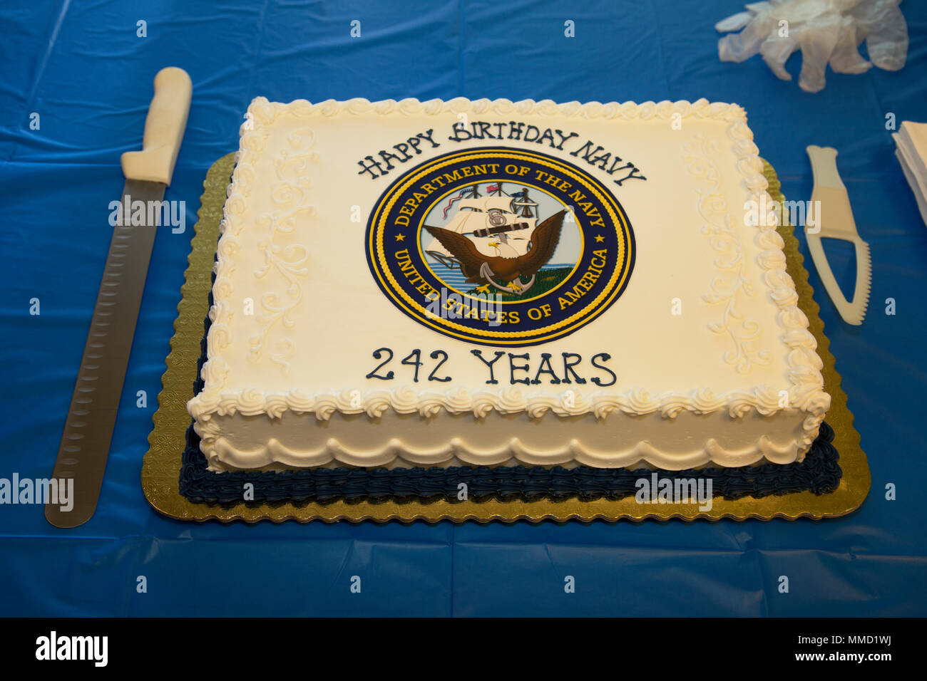 Fier Veteran De La Marine Americaine Les Residents De La Maison Des Anciens Combattants De Barstow En Californie Se Sont Reunis Pour Celebrer Le 242e Anniversaire De La Force Navale La Plus