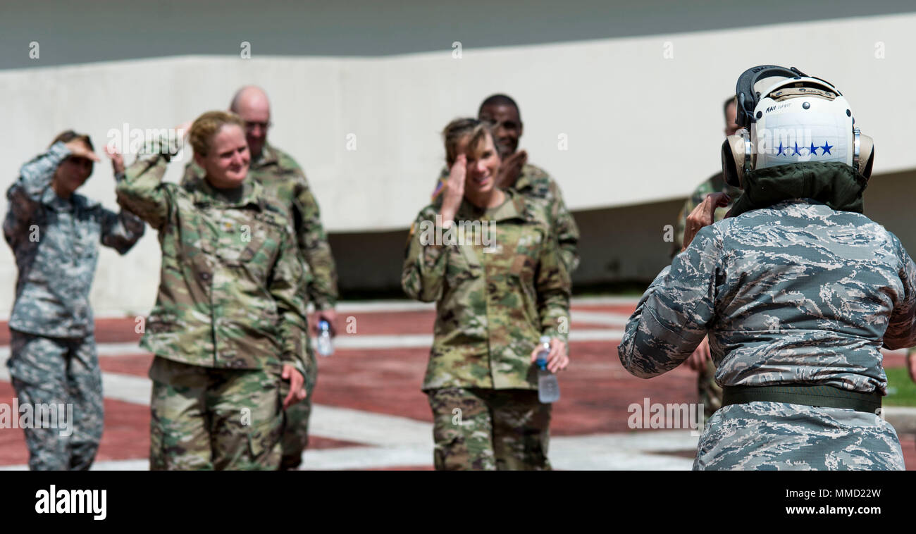 Général Lori Robinson, commandant du Commandement du Nord des États-Unis, grâce au leadership de la 14e Hôpital de Soutien au Combat à Humacao, Puerto Rico, après avoir vu les capacités de l'établissement médical mis en place par la 14e CSH, le 17 octobre 2017. La 14e CSH est d'augmenter les hôpitaux locaux qui ont été touchés par l'Ouragan Maria. (U.S. Air Force photo par un membre de la 1re classe Nicholas Dutton) Banque D'Images