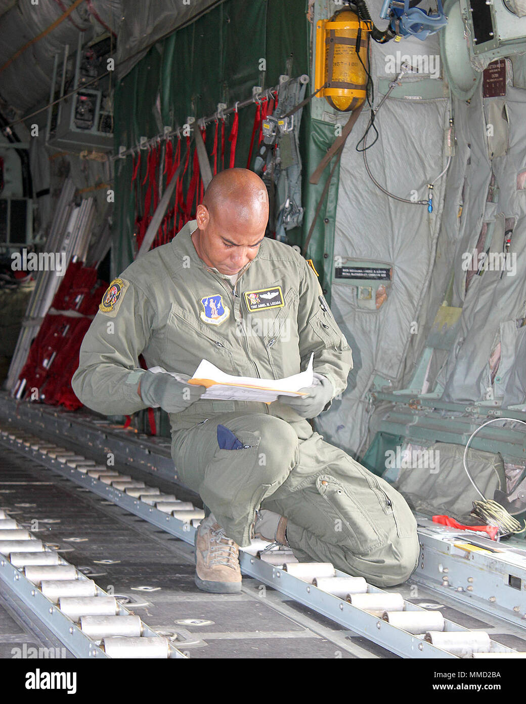 Tech. Le Sgt. Angel Lozada, arrimeur avec le 198th Airlift Squadron, Puerto Rico Air National Guard, prépare de charger des cargaisons sur d'un Hercules C-130 Muniz art Air National Guard Base, Puerto Rico, 17 octobre 2017. La Puerto Rico Air National Guard fonctionne à un rythme soutenu comme l'escadron de transport aérien est aux commandes de nombreuses missions à l'appui de l'Ouragan Maria Irma et opérations de valorisation à Porto Rico et les Îles Vierges américaines, tandis que Muniz ANGB est utilisé comme plaque tournante des opérations de transport aérien à l'appui de l'effort de secours. (U.S. Air National Guard photo de Tech. Le Sgt. Dan Heaton) Banque D'Images