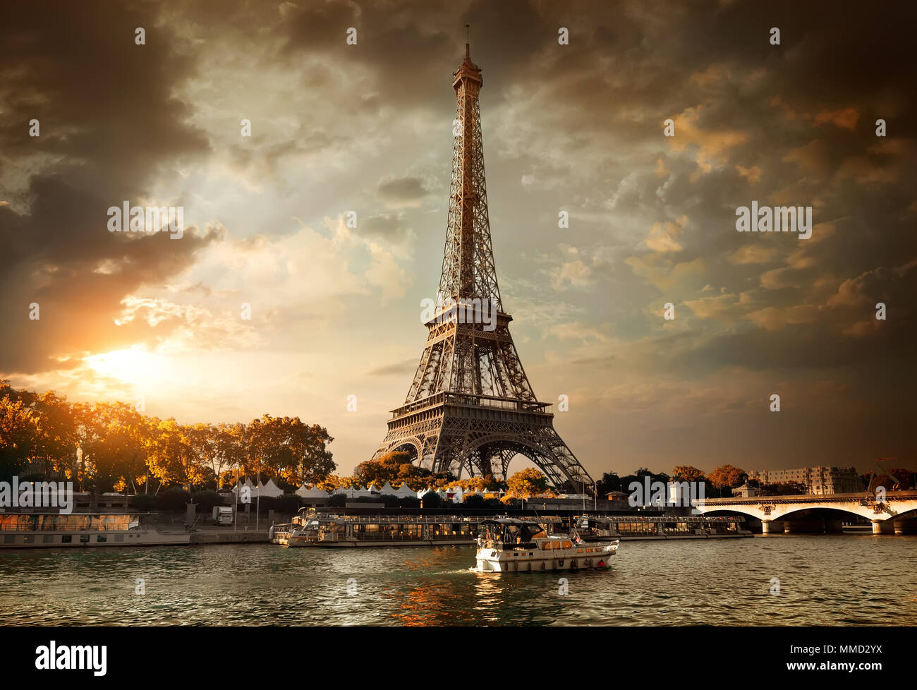 La Tour Eiffel et le pont Iena sur la Seine à Paris, France. Banque D'Images