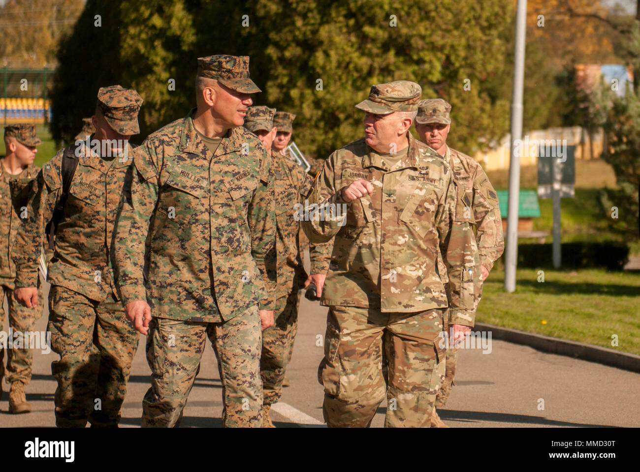 Le colonel David Jordan, commandant de la 45e Brigade d'infanterie de l'équipe de combat et la formation Group-Ukraine multinationales conjointes, des entretiens avec le général William F. Mullen III, général commandant de Marine Corps Air Ground Combat Center, au cours de la visite du général à l'viv Centre d'instruction au combat de l'Ukraine où le 45e est l'encadrement du personnel de la CCT de l'Ukraine, le 16 octobre. (Photo : Capt Kayla Christopher, 45th Infantry Brigade Combat Team) Banque D'Images