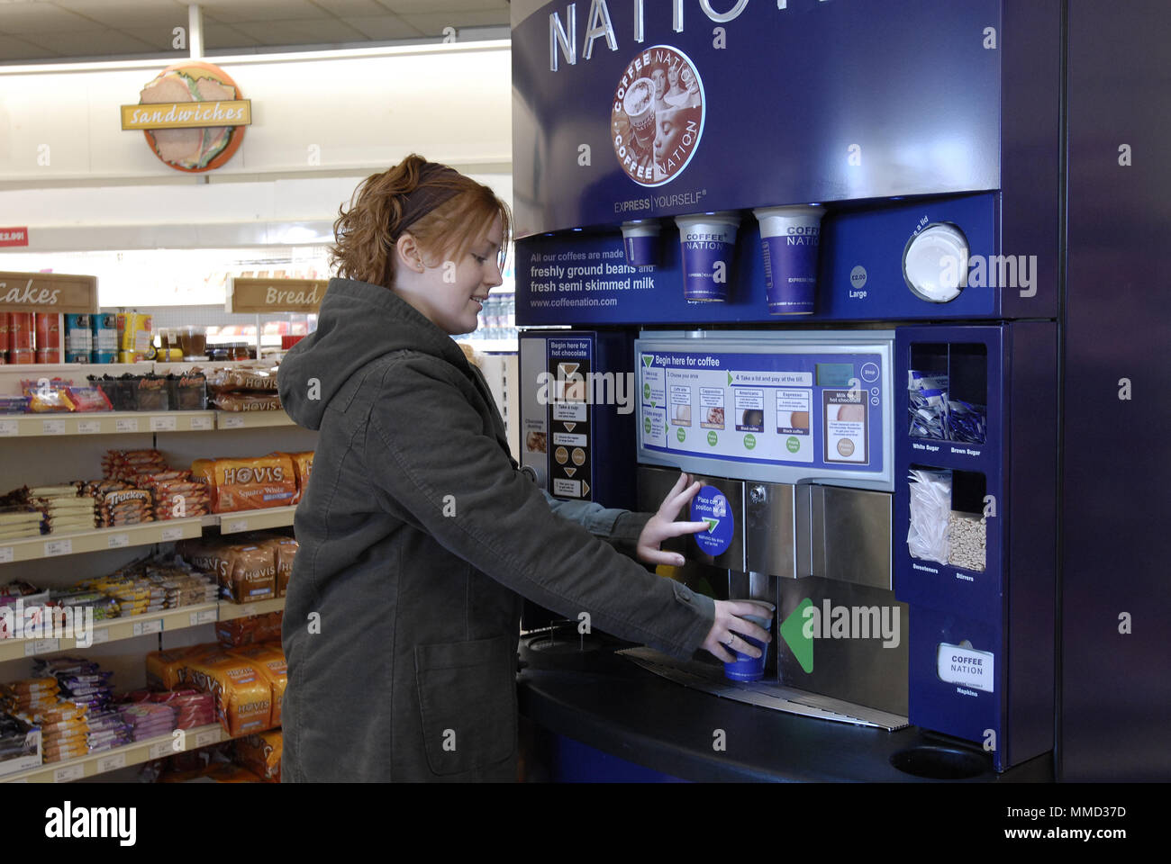 Femme l'achat d'un distributeur automatique de café Photo Stock - Alamy