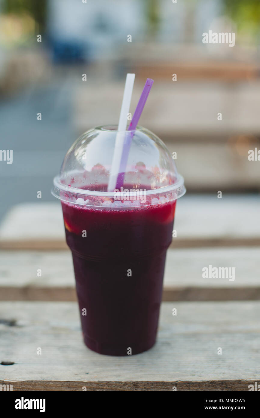 En Smoothie une tasse en plastique. Banque D'Images