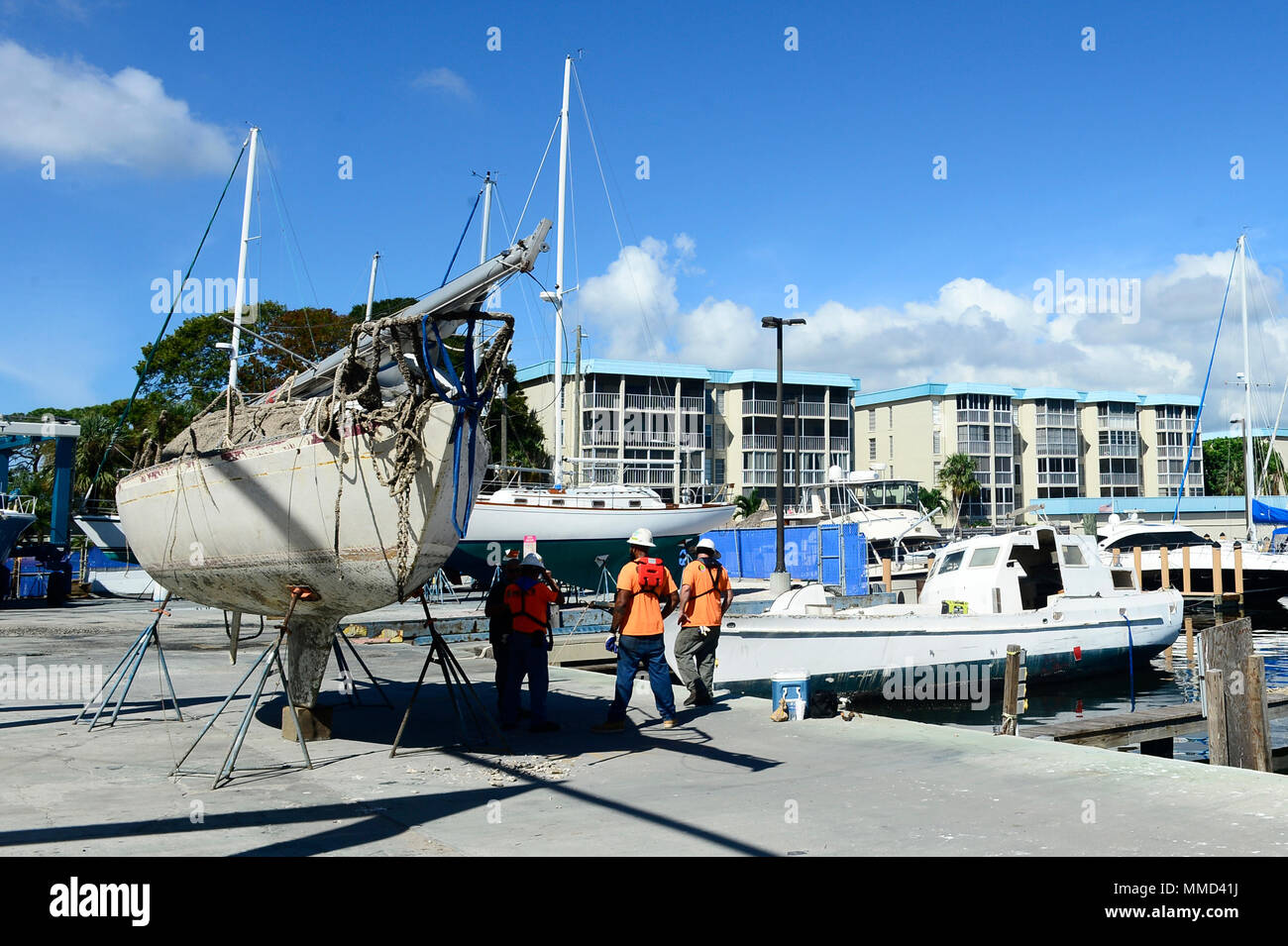 Un navire à voile de 30 pieds se trouve sur pilotis dans la préparation pour le transport vers un lieu à Tampa, en Floride, le 16 octobre 2017. Les navires à voile de 30 pieds a été déplacées par l'Ouragan Irma dans la baie de Boca Ciega près de Gulfport, Floride photo de la Garde côtière des États-Unis par le Premier maître de Nick Ameen Banque D'Images